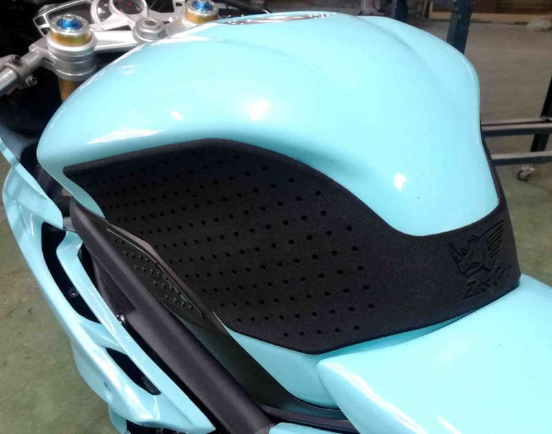 Triumph Street Triple 765 / Daytona – 2019 to 2024 Zas tank grip Preview